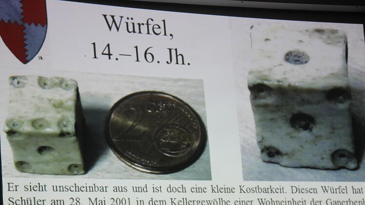 Zocker oder Zeitvertreib?  Der Würfel, aus einem Knochengefertigt und an der Ruine Lichtenstein gefunden, ist schon viele Jahrhunderte alt. Die Punkteaufteilung ist bis heute unverändert.