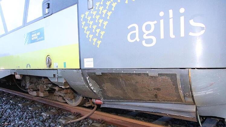 An einem unbeschränktem Bahnübergang zwischen Coburg und Bad Rodach kam es am Donnerstagmorgen zu einem Unfall zwischen einem Zug und einem Auto. Foto: Stelzner