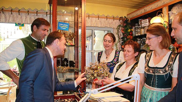 Die CSU-Politiker waren begeistert von Dagmar Rosenbauers Trachten-Fachkompetenz. Foto: Julia Heimberger