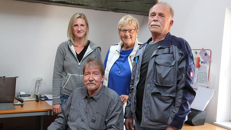 Der "Brückla"-Vereinsvorsitzende Jürgen Hellmann (vorne) zusammen mit (von links) Sozialpädagogin Katharina Dotzler, Vorstand Maria Möschl und Halbtagskraft Helmut Schäfer Foto: Ronald Heck