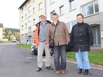 Brigitte Popp (rechts) mit ihren Eltern Maria und Georg Popp sind die letzten Bewohner am Berliner Platz 8 in Bad Brückenau. Sie freuen sich auf eine neue Bleibe.  Foto: Julia Raab