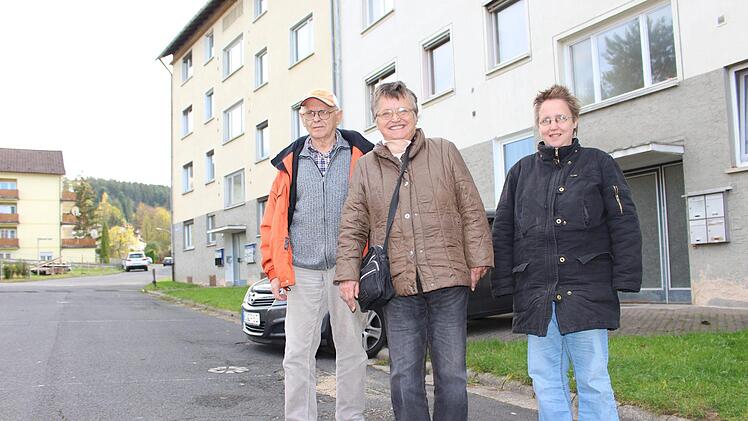 Brigitte Popp (rechts) mit ihren Eltern Maria und Georg Popp sind die letzten Bewohner am Berliner Platz 8 in Bad Brückenau. Sie freuen sich auf eine neue Bleibe.  Foto: Julia Raab