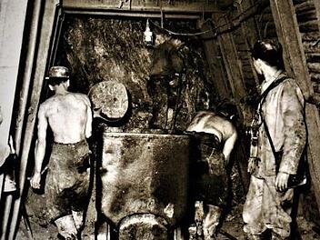 Stockheimer Bergleute vor Kohle lediglich mit Pickhammer, Pfannschippe und Keilhaue um 1955Repro: Gerd Fleischmann