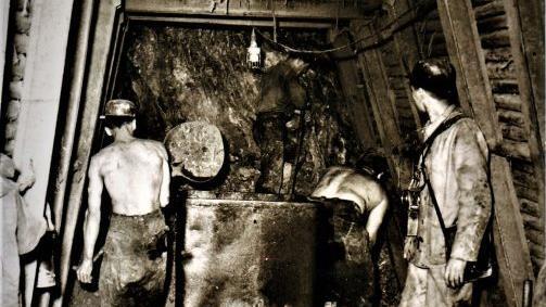 Stockheimer Bergleute vor Kohle lediglich mit Pickhammer, Pfannschippe und Keilhaue um 1955Repro: Gerd Fleischmann