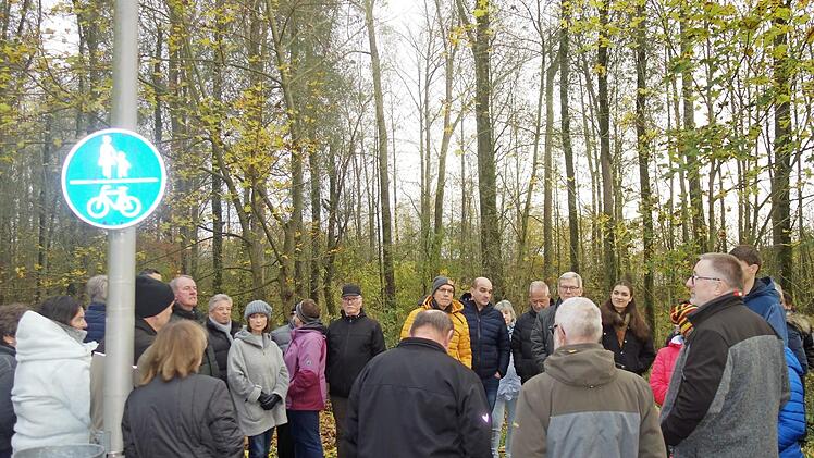 Großes Interesse fand der Vororttermin am Pappelwäldchen von Dörfles-Esbach, der zu regen Diskussionen führte. Foto: Doris Weidner