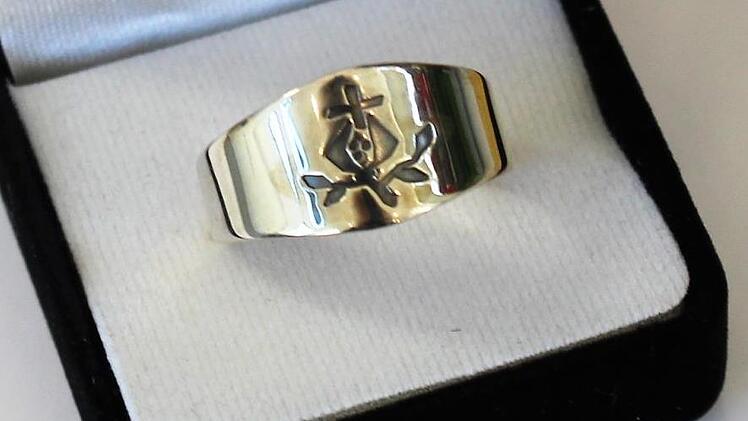 Der silberne Ring mit dem Symbol des Granatapfels    Foto: Evi Seeger