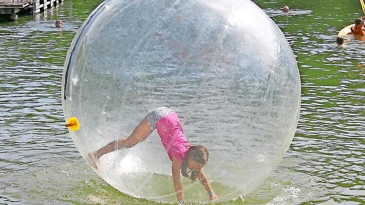 Die Aquazorbing-Wasserbälle wird es beim diesjährigen Familienfest im Bad Rodacher Waldbad wieder geben. Und auch sonst sind tolle Attraktionen vorbereitet.
