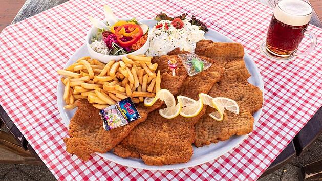 Deftige Leckereien zu guten Preisen. Das Schnitzel von Opel´s Sonnenhof bei Bindlach zählt zu den Beliebtesten in Franken.