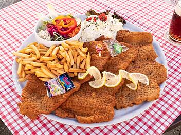 Deftige Leckereien zu guten Preisen. Das Schnitzel von Opel´s Sonnenhof bei Bindlach zählt zu den Beliebtesten in Franken.