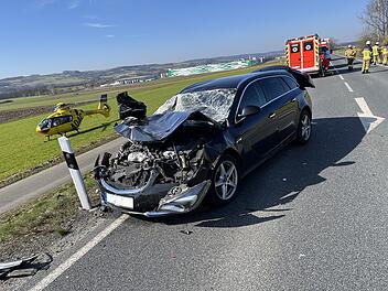 Nahezu ungebremst: 76-Jähriger übersieht abbiegenden Lkw – wirtschaftlicher Totalschaden