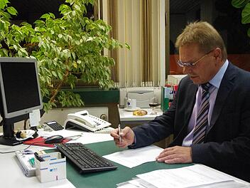 Kronachs Bürgermeister Wolfgang Beiergrößlein kam kurz nach dem Bekanntwerden des Endergebnisses ins Büro des Wahlleiters und nahm die Wahl an. Fotos: Marco Meißner