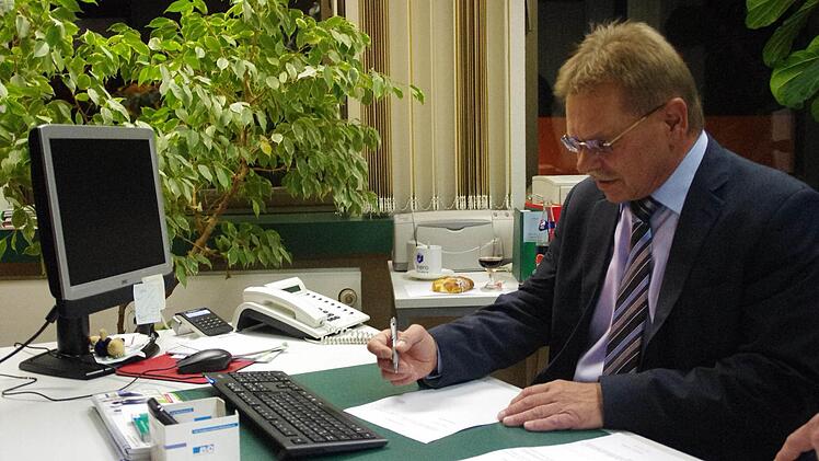 Kronachs Bürgermeister Wolfgang Beiergrößlein kam kurz nach dem Bekanntwerden des Endergebnisses ins Büro des Wahlleiters und nahm die Wahl an. Fotos: Marco Meißner