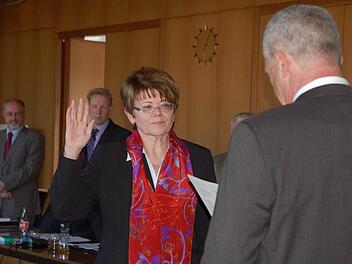 Elke Protzmann legt vor Oberbürgermeister Frank Rebhan den Eid als Zweite Bürgermeisterin ab. Fotos: Rainer Lutz