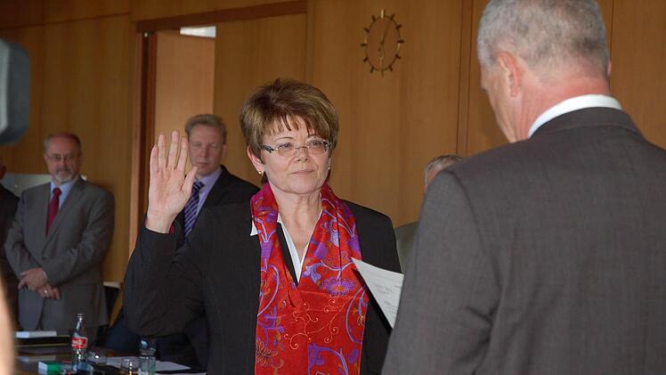 Elke Protzmann legt vor Oberbürgermeister Frank Rebhan den Eid als Zweite Bürgermeisterin ab. Fotos: Rainer Lutz