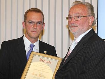 "In Anerkennung um seine großen Verdienste um die Gemeinde Strullendorf" - so der Urkundentext - verlieh Erster Bürgermeister Wolfgang Desel (links) dem Kulturbeauftragten Horst Tuffner das Ehrenbürgerrecht.Fotos: Bertram Wagner
