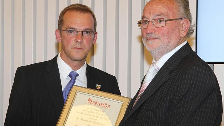 "In Anerkennung um seine großen Verdienste um die Gemeinde Strullendorf" - so der Urkundentext - verlieh Erster Bürgermeister Wolfgang Desel (links) dem Kulturbeauftragten Horst Tuffner das Ehrenbürgerrecht.Fotos: Bertram Wagner