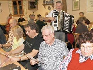 Vitus Kramer beim fränkischen Singabend in der Brauereigastwirtschaft Lieberth in Hallerndorf  Foto: erl