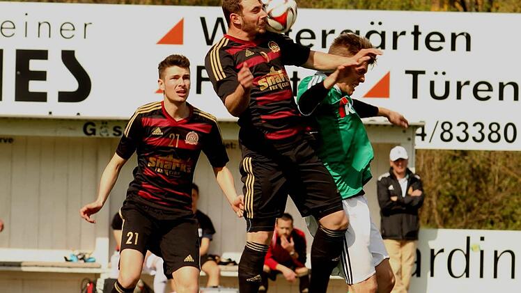 Bei diesem Kopfballduell bleibt der Kahler Enrico Puglisi (2. von rechts) Sieger gegen den Sander Lucas Wirth; links Patrick Farbmacher.