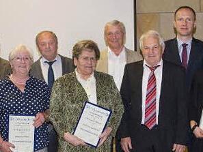 Der TSV ernannte vier Ehrenmitglieder. Unser Bild zeigt (vorne von links) Günther Wirth, Josef Knorz, die neuen Ehrenmitglieder Margarete Pfister und Margarete Rambacher, Franz Ankenbrand, die neuen Ehrenmitglieder Doris und Bernd Schirber, Oliver Beuchert sowie (hinten von links) Bürgermeister Werner, Elmar Lang, Alfred Burger, Manfred Klöffel, stellvertretenden Landrat Ziegler und Gerald Makowski (BLSV).  Foto: ul