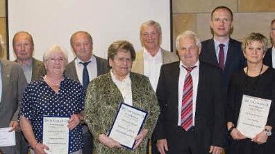 Der TSV ernannte vier Ehrenmitglieder. Unser Bild zeigt (vorne von links) Günther Wirth, Josef Knorz, die neuen Ehrenmitglieder Margarete Pfister und Margarete Rambacher, Franz Ankenbrand, die neuen Ehrenmitglieder Doris und Bernd Schirber, Oliver Beuchert sowie (hinten von links) Bürgermeister Werner, Elmar Lang, Alfred Burger, Manfred Klöffel, stellvertretenden Landrat Ziegler und Gerald Makowski (BLSV).  Foto: ul