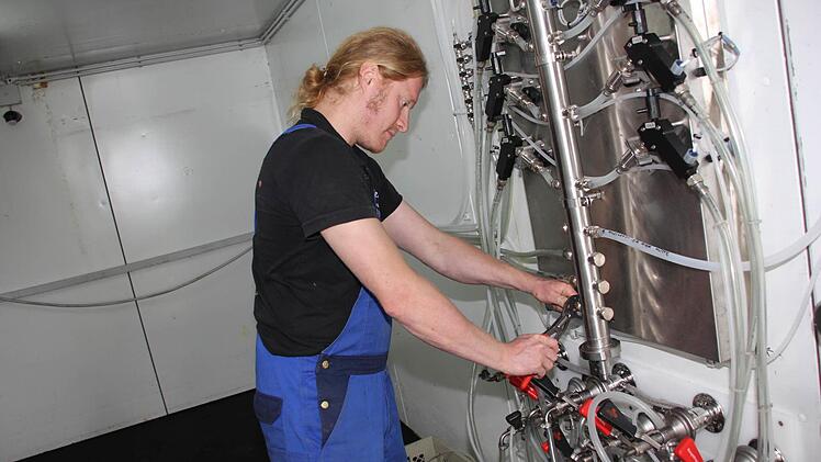 Robert Smith schließt die Schanktechnik im Kaiserhöfer-Zelt an.  Foto: Andreas Schmitt