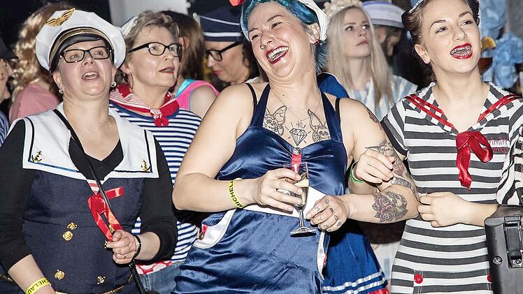 Die Wellen schlugen hoch beim Weiberfasching. Zum Motto "An der Nordseeküste hatten sich die Damen passend kostümiert.