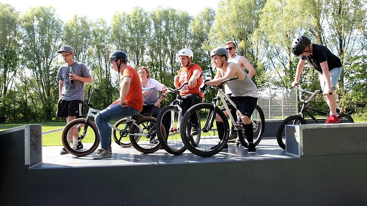 Die neue Skateanlage kann nicht nur mit Skateboards, sondern auch mit BMX-Rädern, Inline-Skates und Scootern benutzt werden. Foto: Richard Sänger