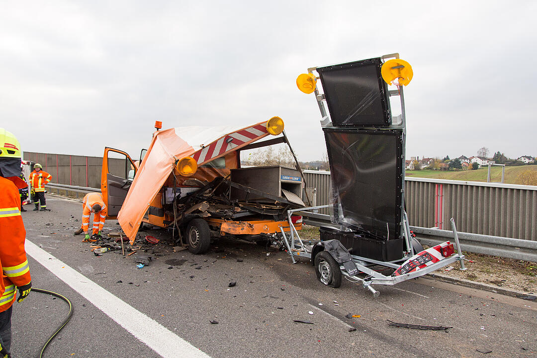 Sprinter kracht ungebremst in Baustellenfahrzeug