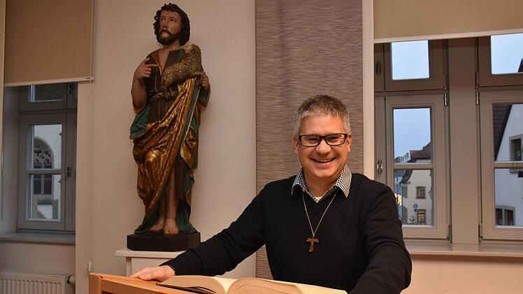 Das Internet, aber vor allem Bücher, nutzt Stephan Eschenbacher, Pfarrer in der Pfarrei St. Kilian Haßfurt und gleichzeitig auch Supervisor, Coach und Gestaltpädagoge, um sich für das Programm "Himmlische Landschaften" in der Ritterkapelle Haßfurt vorzubereiten.Ulrike Langer