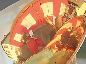 Das Sportheim in Schwärzelbach spiegelt sich hier in einem Instrument. Es könnte mit Geld zur Dorferneuerung saniert werden.