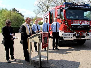 Die beiden Pfarrer Wilfried Lechner-Schmidt und Johannes Saffer weihten das neue Fahrzeug.  Foto: Richard Sänger