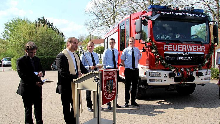 Die beiden Pfarrer Wilfried Lechner-Schmidt und Johannes Saffer weihten das neue Fahrzeug.  Foto: Richard Sänger