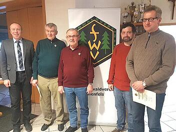 Nach der Ehrung v. l.: Obmann Jürgen Schlee, Josef Eger, Horst Hofmann, Dritter Bürgermeister Andreas Buckreus und Jürgen Tesching Foto: privat