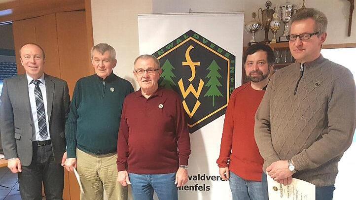 Nach der Ehrung v. l.: Obmann Jürgen Schlee, Josef Eger, Horst Hofmann, Dritter Bürgermeister Andreas Buckreus und Jürgen Tesching Foto: privat