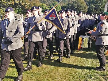 Hier marschieren die  Offizieranwärter zur Vereidigung. Foto: Sigismund von Dobschütz