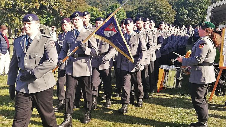 Hier marschieren die  Offizieranwärter zur Vereidigung. Foto: Sigismund von Dobschütz