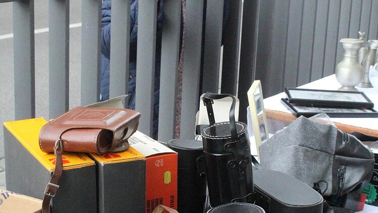 Bei den Flohmarktangeboten in den Straßen riskierte man schon mal einen "Blick über den Zaun".