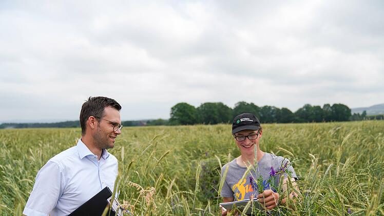 Prüfer Markus Heckmann (links) mit Lukas Schütz auf der Testfläche bei Dörfles.