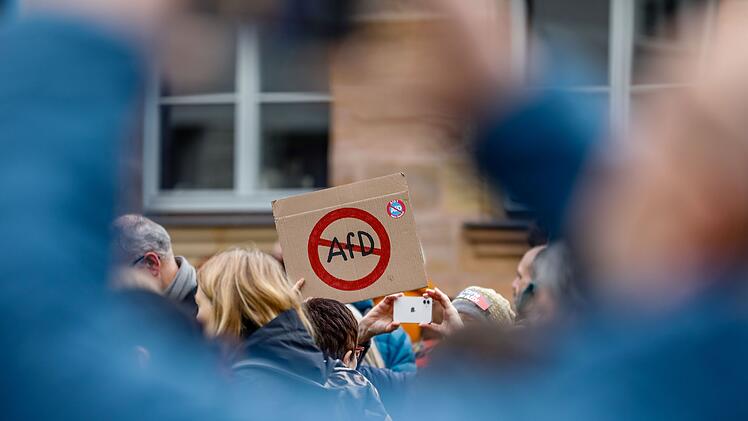 F&uuml;rth: Rund 1000 Menschen bei Anti-Rechts-Demo - Schock &uuml;ber Merz-Aussage