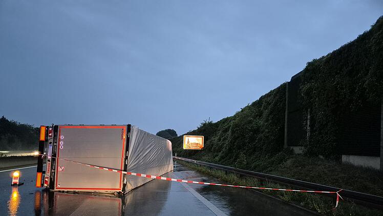 Laster mit Solarmodulen verunglückt