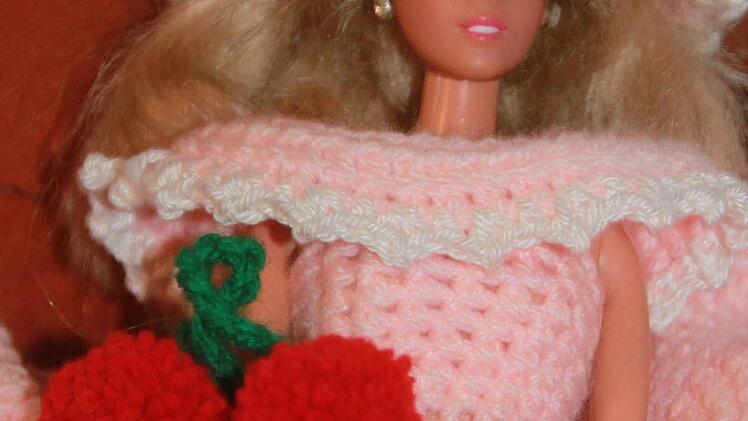 Diese Barbie trägt ein mondänes Outfit.