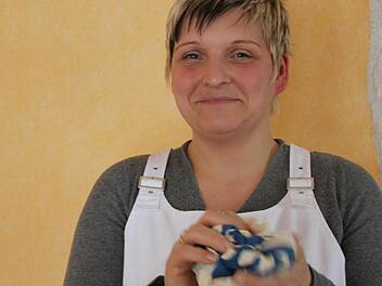 Andrea Limmer zerknüllt die letzte Schlecker-Tüte. Foto: Vanessa Schneider