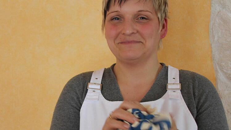 Andrea Limmer zerknüllt die letzte Schlecker-Tüte. Foto: Vanessa Schneider