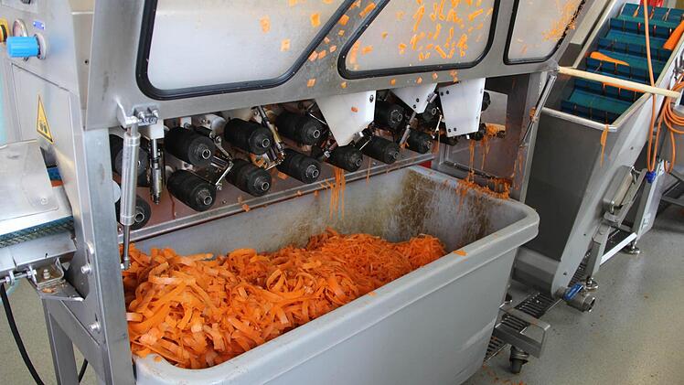 Die Karottenschalen werden aufgefangen und zum Beispiel an Pferdehalter weitergegeben.