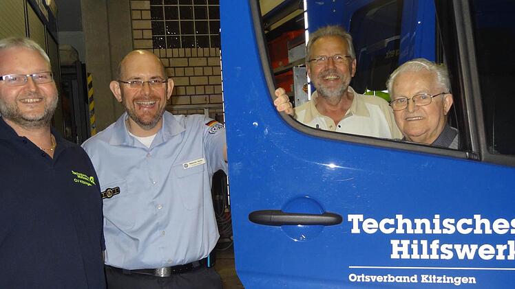 Stefan Müller und die drei THW-Ortsbeauftragten Alexander Fischer, Günter Raab und Johann Seelig sind stolz auf das große ehrenamtliche Engagement des THW und freuen sich auf das anstehende 60-jährige Jubiläum.  Fotos: Stühler