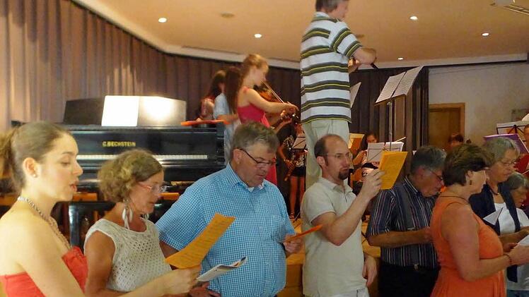 Profis und Laien haben Freude am gemeinsamen Singen. Im Bild u. a.: die Sopranistin Nina Romy Dörfler aus Bamberg (li.) und der in Ebern aufgewachsene Bariton Eric Fergusson (4. v. li.). Foto: Sabine Meißner