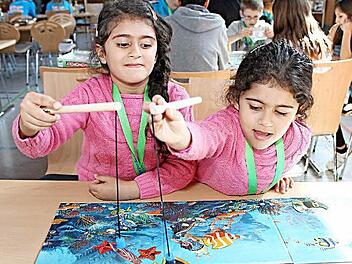 Beim Angeln war die dreijährige Lamees (rechts) einen Tick schneller als ihrer Schwester Nour (5).