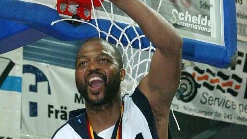 Derrick Taylor: Aufgrund der Verletzung von Hurl Beechum zog sich der 41-jährige "Daddy Cool" noch einmal das Bamberger Trikot an. Auch danach blieb er Franken treu und trainierte unter anderem Breitengüßbach und die Bundesliga-Truppe des BBC Bayreuth. Heute ist er Coach von Cybex Bayreuth in der Regionalliga.