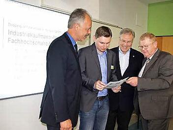 Werner Kotschenreuther, Studienrat Stefan König, Thomas Kneitz, Geschäftsführer von Heinz Glas, sowie Schuldirektor Rudi Schirmer im Gespräch.  Foto: Heike Schülein