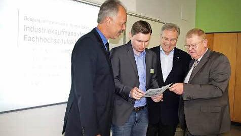 Werner Kotschenreuther, Studienrat Stefan König, Thomas Kneitz, Geschäftsführer von Heinz Glas, sowie Schuldirektor Rudi Schirmer im Gespräch.  Foto: Heike Schülein